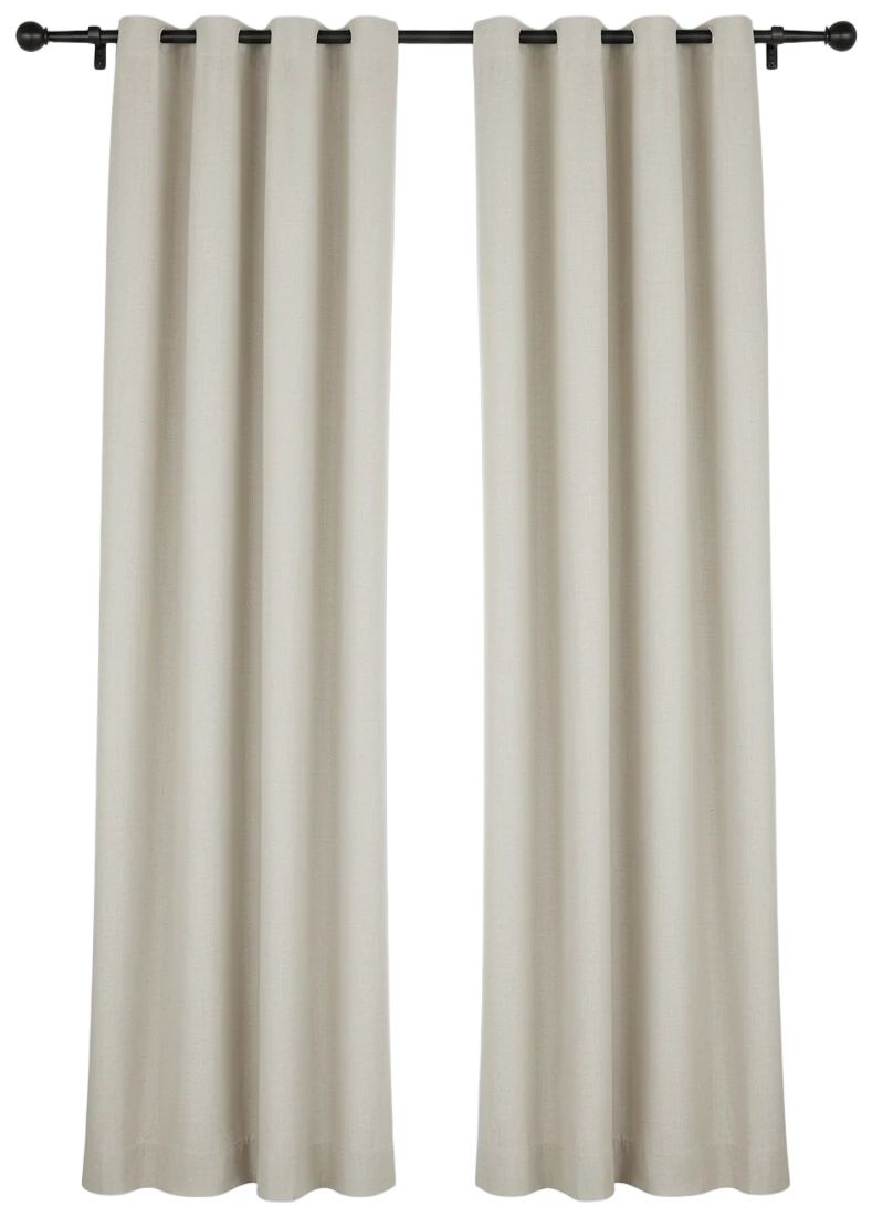 Par de cortinas de lino blanco colgadas de un barral